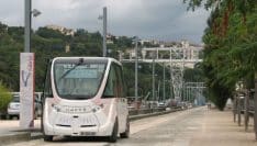 Des villes expérimentent les minibus sans chauffeur, en complément des transports publics