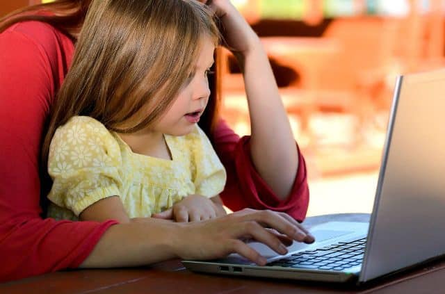 Le Défenseur des droits veut "un internet plus sûr pour les enfants"