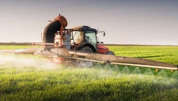 Bretagne : un maire devant la justice pour avoir interdit les pesticides près des habitations