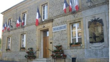 Que doit faire le maire qui ne peut réintégrer un agent arrivant au terme de sa disponibilité?