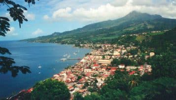 Des agents présentent une pièce sur la future collectivité territoriale de Martinique