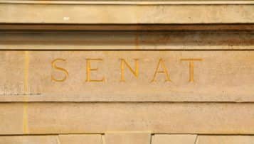 Sénat : la commission des Lois limite l'interdiction du cumul des mandats aux seuls députés