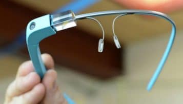 Rennes : une clinique effectue la première opération en Europe avec lunettes connectées