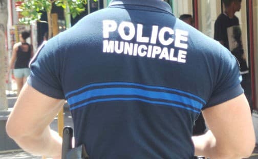La police municipale de Nimes ne devait surveiller que les affiches du maire