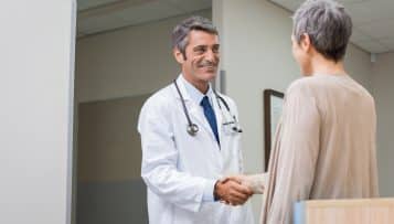 La facture des médecins exerçant en libéral à l'hôpital en légère baisse