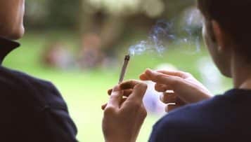 Les jeunes fumeurs de cannabis plus souvent en échec scolaire
