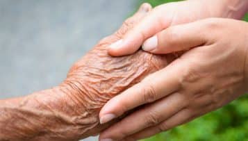 Des organisations appellent à renforcer la lutte contre l’isolement des personnes âgées