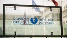 Martin Hirsch signe un accord avec la CFDT sur le temps de travail à l'Assistance publique-Hôpitaux de Paris