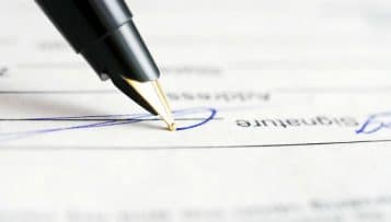 L'agent qui refuse de signer son contrat tout en continuant à exercer ses fonctions peut-il être considéré démissionnaire ?