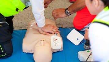 Apprendre à sauver des vies grâce à la Caravane d’été de la Croix-Rouge française