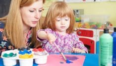 Assistantes en maternelle : un rapport recommande de rendre la "carrière plus attractive"