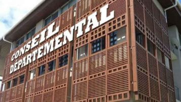 À Mayotte, le Conseil départemental conserve "un effectif pléthorique"