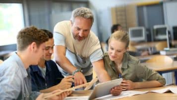 Dans le Grand Est, des lycéens remisent leurs manuels pour passer au tout numérique