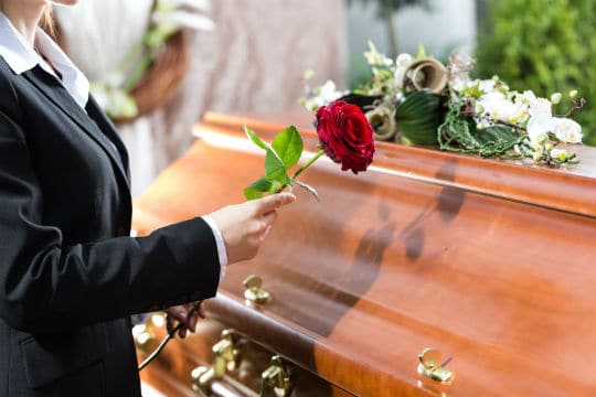 Obsèques : Familles Rurales relève des écarts de prix "considérables"