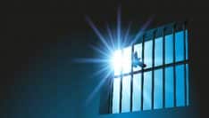 La ministre de la Justice Nicole Belloubet veut s'attaquer à une surpopulation carcérale record, avec le plan prison qu'elle a présenté mercredi 12 Septembre, qui devrait selon elle permettre de réduire d'environ 8 000 le nombre de détenus.