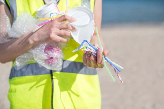 Après les sacs à usage unique, les touillettes pour le café et les pailles qui finissent par gonfler les continents de plastique dans les océans pourraient être interdites en France à partir du 1er janvier 2020.