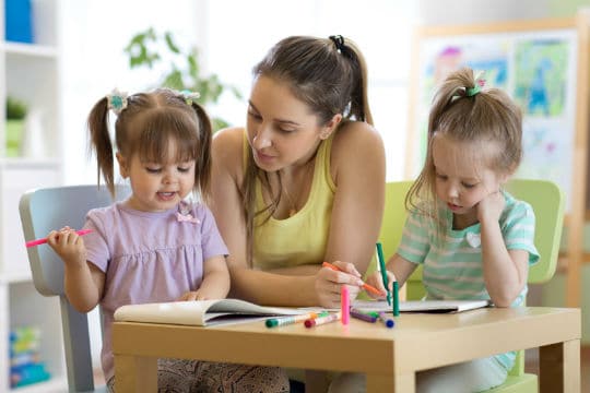 Assistants maternels : révision des modalités de formation et d’agrément