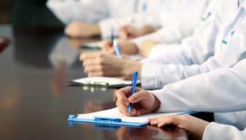 Les modalités de certification des médecins définies dans un rapport