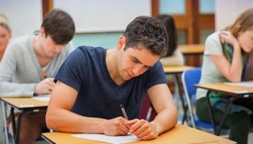 Nouveau bac : dans chaque lycée, des "spécialités" qui remplacent les séries L, ES et S