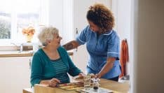 Aider les seniors dépendants à domicile : un métier "humain" mais "usant"
