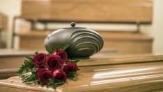 Le secteur des services funéraires manque de transparence selon la Cour des comptes
