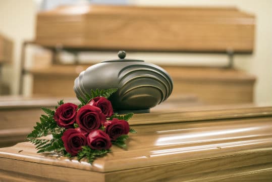 Le secteur des services funéraires manque de transparence selon la Cour des comptes