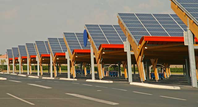Près de 18 000 zones délaissées et parkings pourraient accueillir des panneaux solaires, selon l'Ademe