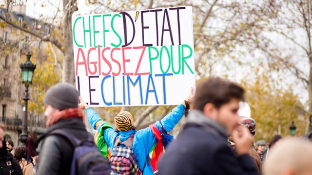 Paris se déclare en "état d'urgence climatique"