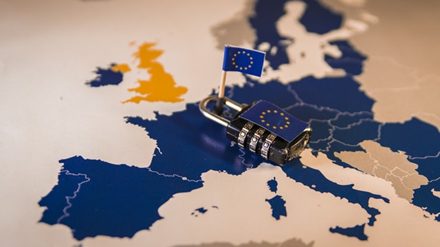 Quelle publicité effectuée pour des marchés inférieurs aux seuils européens présentant un intérêt transfrontalier certain ?