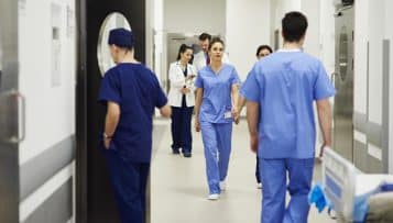 Hôpital : des lits fermés faute de soignant, les salaires en question