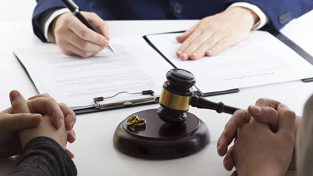 Justice : des mesures de coordination en matière de divorce et de protection des majeurs