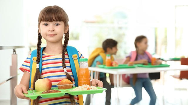 Écoles : le gouvernement veut étendre les petits déjeuners gratuits et la cantine à 1 euro