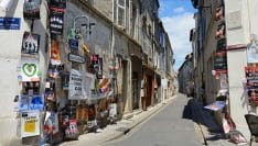 Haro aux affiches à Avignon : le festival de théâtre off en mode écolo