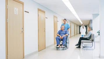 Hôpital : Olivier Véran promet des mesures pour remplacer systématiquement les congés maternité