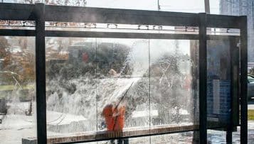 À Suresnes, opération désinfection du mobilier urbain pour lutter contre le Coronavirus