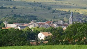 Éducation : des mesures pour les jeunes "oubliés" des petits villages