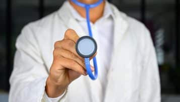 Laisser l'écharpe pour reprendre la blouse : ces élus qui redeviennent soignants