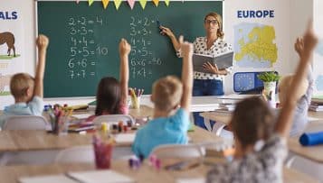 Écoles : réouverture "par territoire" ou "par moitié de classe" à l'étude