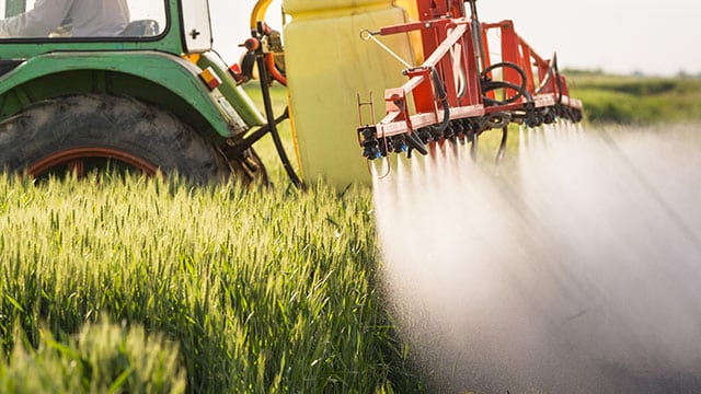 Épandage : les maires anti-pesticides saisissent de nouveau le Conseil d'État
