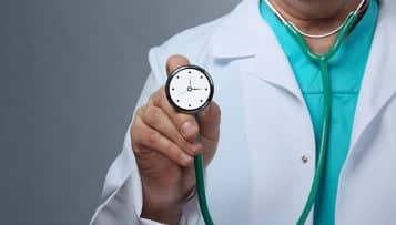 Hôpital : Olivier Véran propose 300 millions d'euros pour les médecins, les syndicats "déçus"