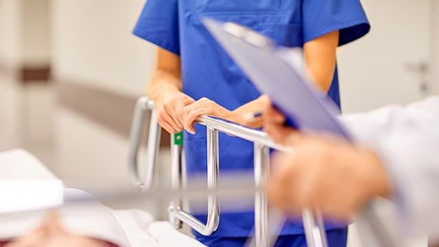 Hôpital : un rapport veut renforcer les médecins-chefs, le collectif Inter-Hôpitaux s'insurge