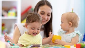 Les salariés des crèches dispensés du port du masque avec les enfants