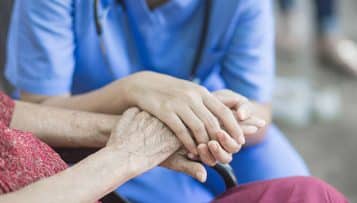 Aides à domicile : Emmanuel Macron et les départements débloquent 160 millions pour des primes Covid