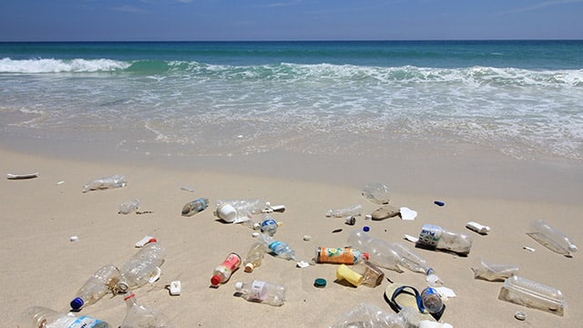 Barbara Pompili lance la charte pour des plages sans déchets plastiques