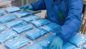 Distribution de masques de protection à des publics précaires