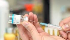 Le vaccin anti-grippe doit être "obligatoire" pour les soignants, plaide l'Académie de médecine