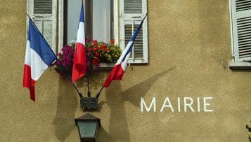 Les insultes contre les maires seront qualifiées d'outrage, annonce Éric Dupond-Moretti