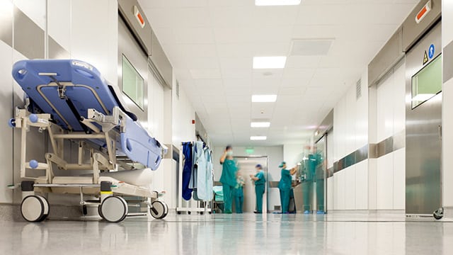 Covid : l'hôpital face à "un gros problème de ressources humaines"