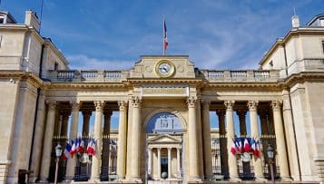 Emmanuel Macron impose un couvre-feu en Île-de-France et dans huit métropoles