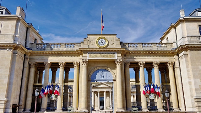 Emmanuel Macron impose un couvre-feu en Île-de-France et dans huit métropoles